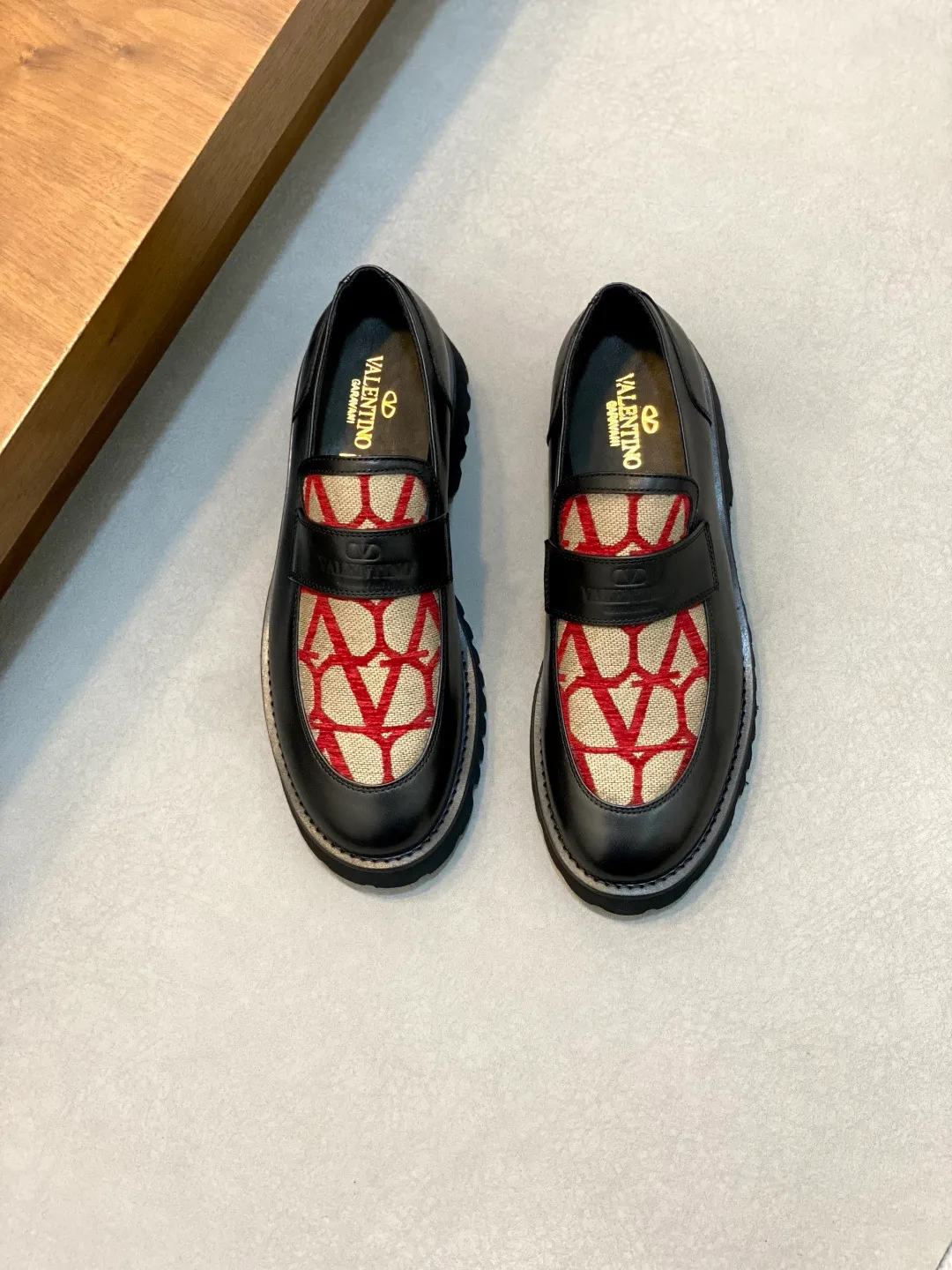 Men's shoes 💰740 VALENTINO Valentino's new men's fashionable casual leather shoes. These leather shoes are made of imported cowhide leather uppers, dyed calfskin lining and calfskin insoles. The upper foot is soft, comfortable and breathable. Comes with complete packaging in the original box! Visible details and quality. Size: 39-44 (customized at 38.45.46)